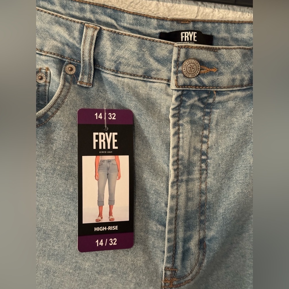 Frye Women's High Rise Jeans in a light blue wash size 14 NWT - Picture 3 of 4